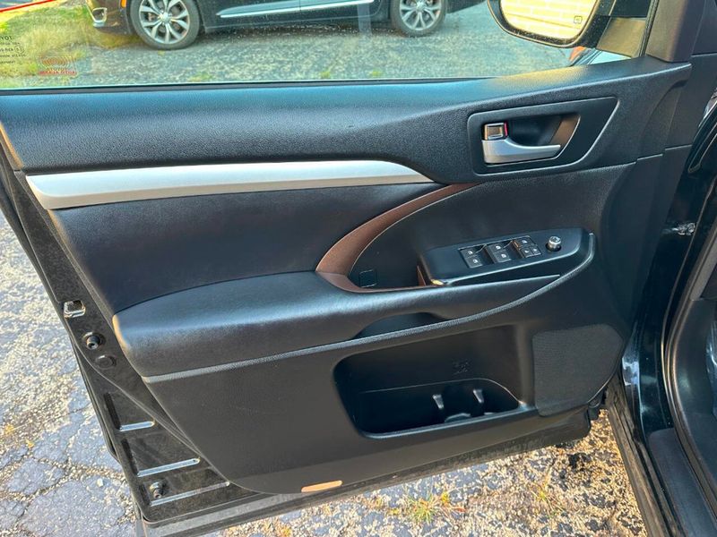 2018 Toyota Highlander XLE V6 AWD - 22916533 - 16