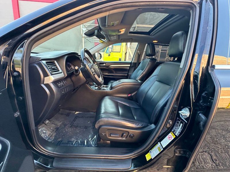 2018 Toyota Highlander XLE V6 AWD - 22916533 - 19