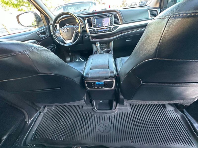 2018 Toyota Highlander XLE V6 AWD - 22916533 - 32