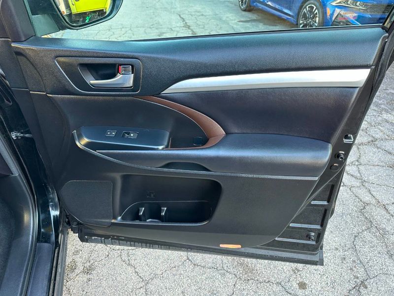 2018 Toyota Highlander XLE V6 AWD - 22916533 - 36