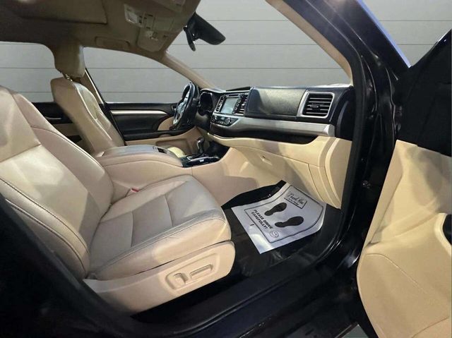 2018 Toyota Highlander XLE V6 AWD - 22937884 - 19