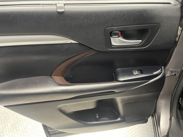 2018 Toyota Highlander XLE V6 AWD - 22997040 - 32