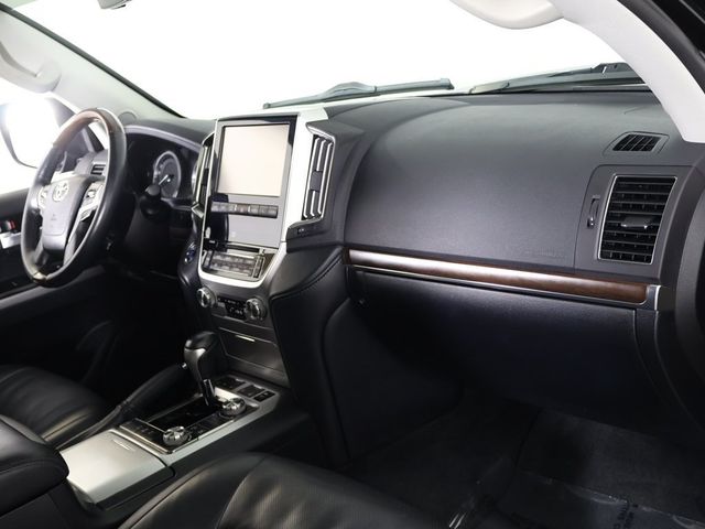 2018 Toyota Land Cruiser 4WD - 22956837 - 32