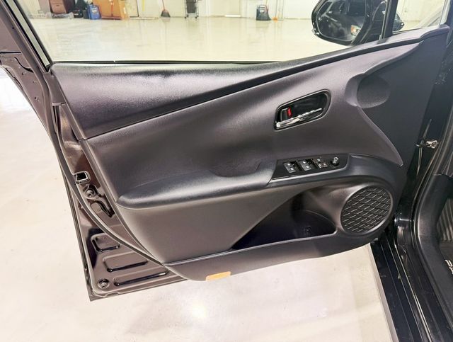 2018 Toyota Prius Three - 22932475 - 24