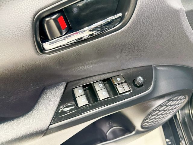 2018 Toyota Prius Three - 22932475 - 25