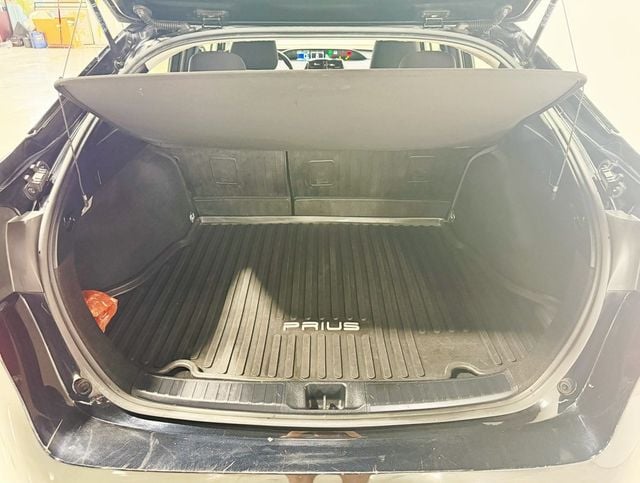 2018 Toyota Prius Three - 22932475 - 30