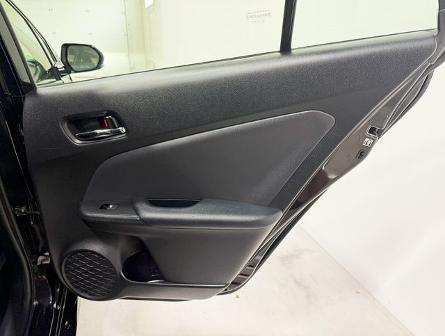 2018 Toyota Prius Three - 22932475 - 32