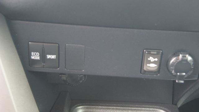 2018 Toyota RAV4 3 MONTH WARRANTY , JUST SERVICED , VERY CLEAN INSIDE AND OUT  - 22992496 - 20