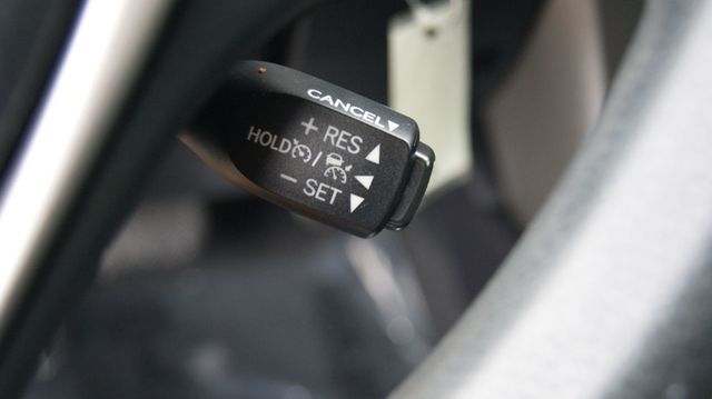 2018 Toyota RAV4 3 MONTH WARRANTY , JUST SERVICED , VERY CLEAN INSIDE AND OUT  - 22992496 - 28