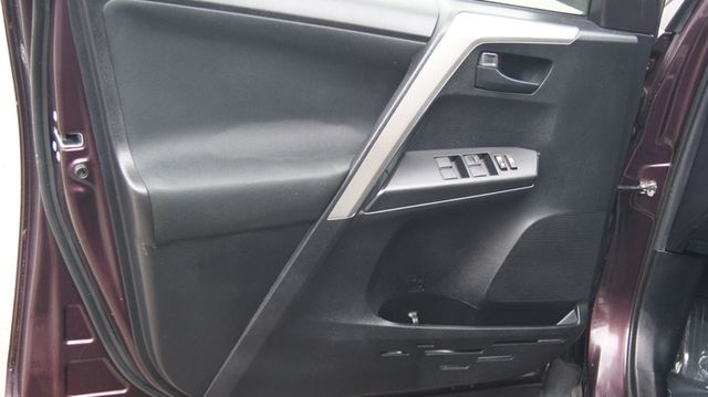 2018 Toyota RAV4 3 MONTH WARRANTY , JUST SERVICED , VERY CLEAN INSIDE AND OUT  - 22992496 - 32