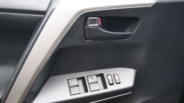 2018 Toyota RAV4 3 MONTH WARRANTY , JUST SERVICED , VERY CLEAN INSIDE AND OUT  - 22992496 - 33