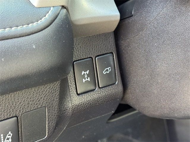 2018 Toyota RAV4 Adventure AWD - 22965691 - 33