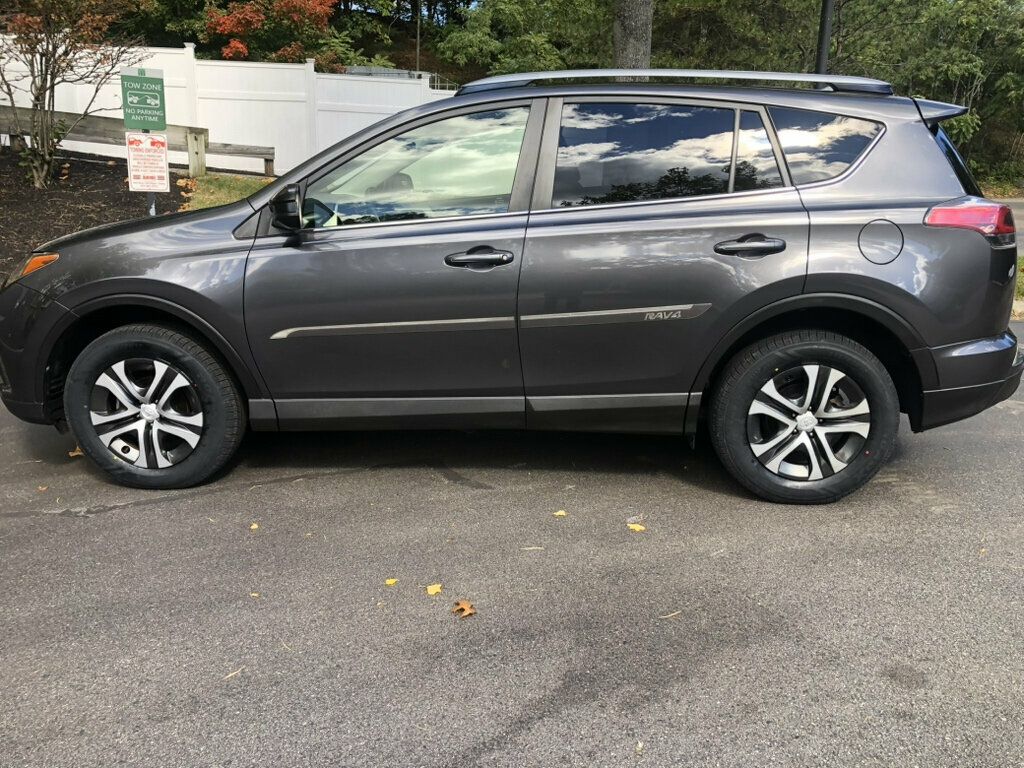 2018 Toyota RAV4 LE AWD - 23093311 - 3