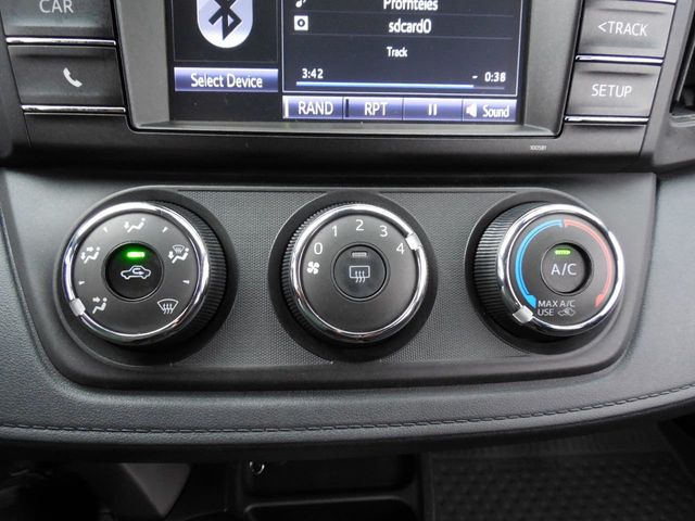 2018 Toyota RAV4 LE AWD - 17815109 - 23