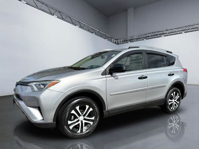 2018 Toyota RAV4 LE AWD - 23001159 - 10