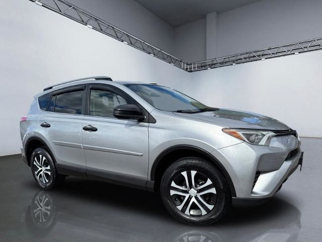 2018 Toyota RAV4 LE AWD - 23001159 - 22