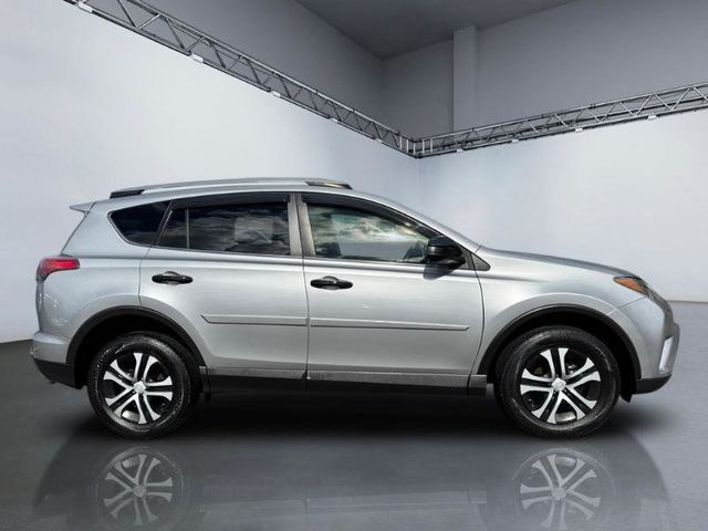 2018 Toyota RAV4 LE AWD - 23001159 - 2