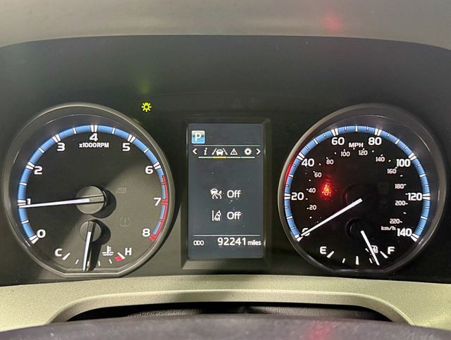 2018 Toyota RAV4 LE AWD - 22952187 - 13
