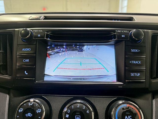 2018 Toyota RAV4 LE AWD - 22952187 - 17