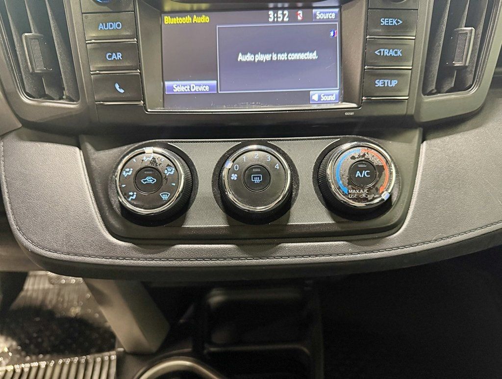 2018 Toyota RAV4 LE AWD - 22952187 - 18