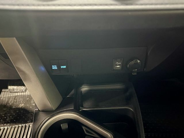 2018 Toyota RAV4 LE AWD - 22952187 - 19