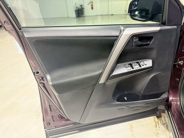 2018 Toyota RAV4 LE AWD - 22952187 - 24