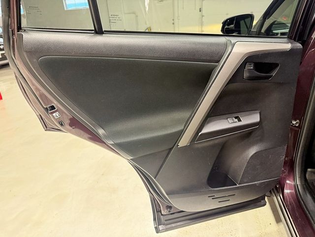 2018 Toyota RAV4 LE AWD - 22952187 - 29