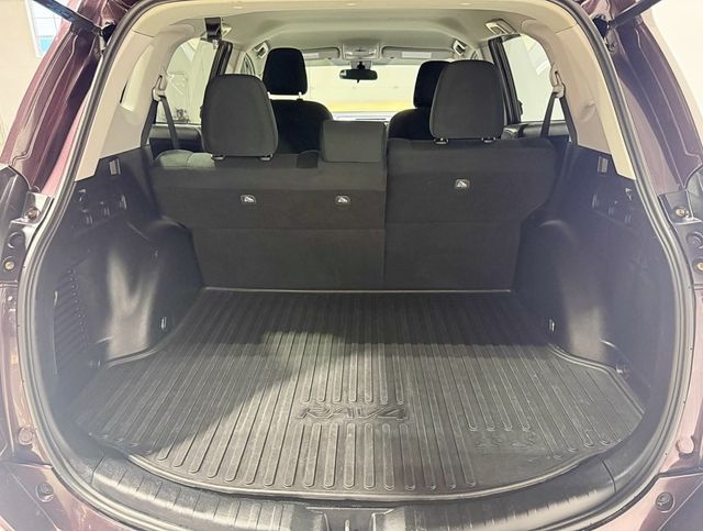 2018 Toyota RAV4 LE AWD - 22952187 - 30