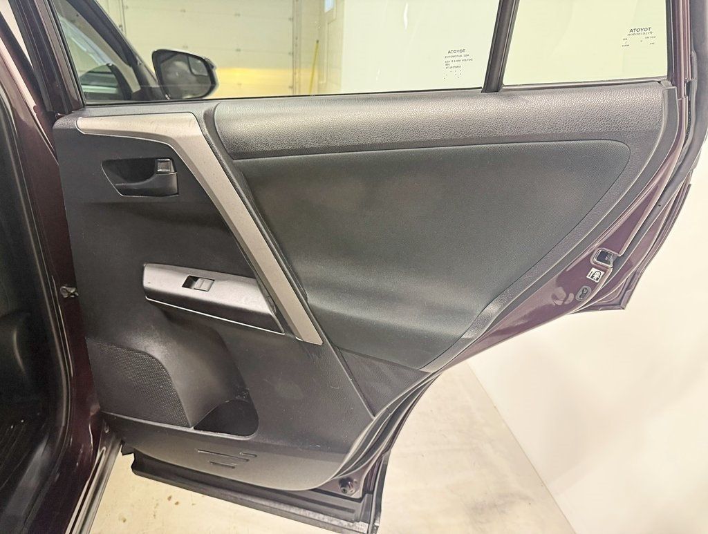 2018 Toyota RAV4 LE AWD - 22952187 - 32