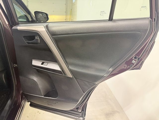 2018 Toyota RAV4 LE AWD - 22952187 - 32