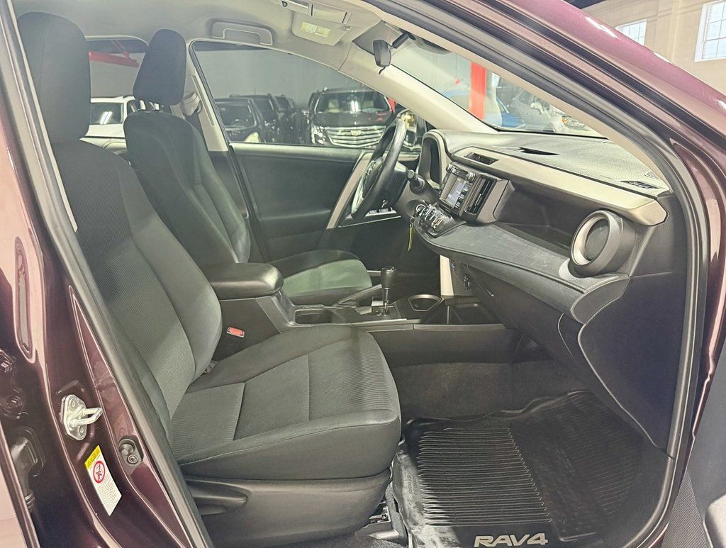 2018 Toyota RAV4 LE AWD - 22952187 - 33