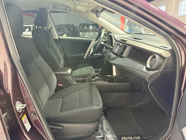 2018 Toyota RAV4 LE AWD - 22952187 - 33