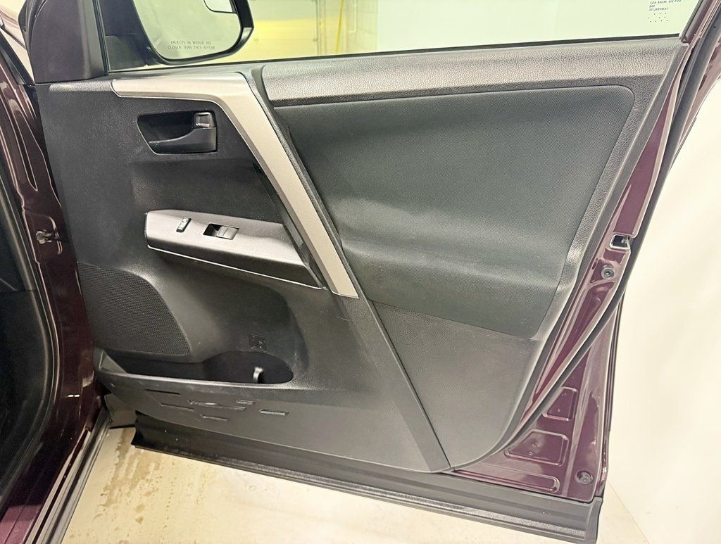 2018 Toyota RAV4 LE AWD - 22952187 - 34