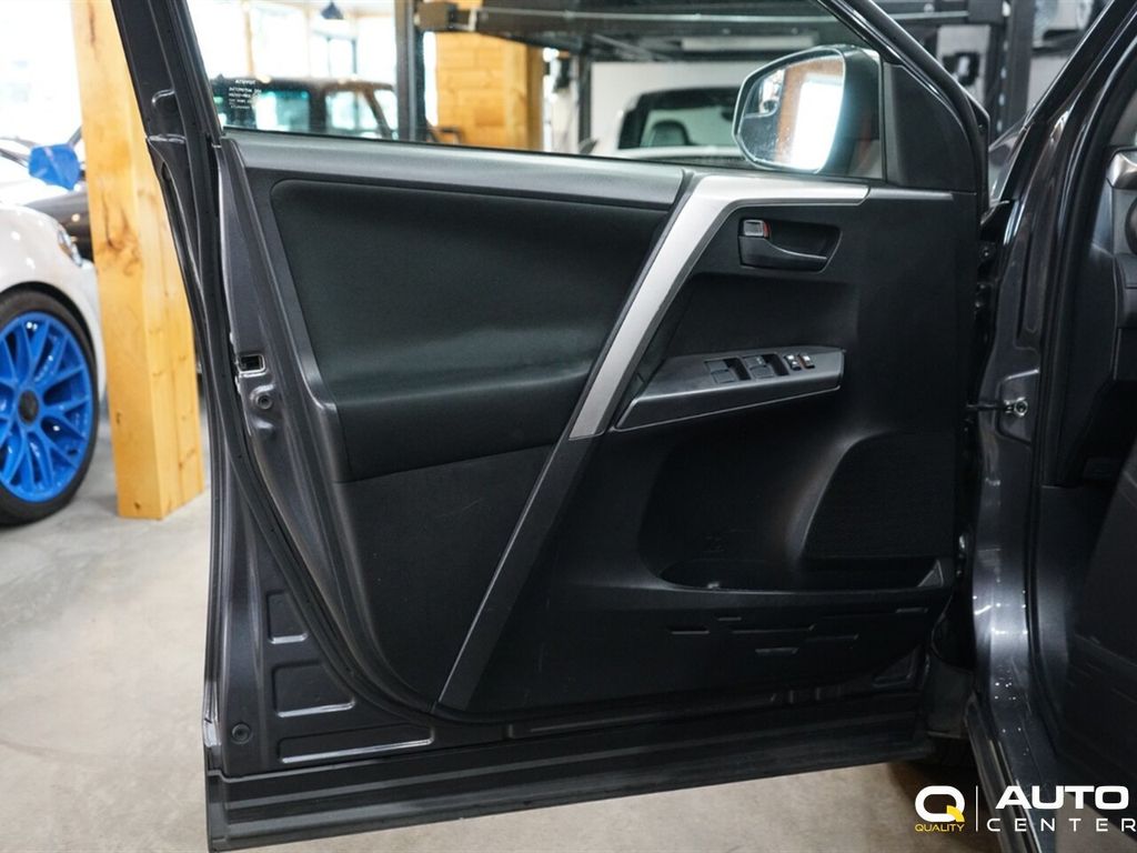 2018 Toyota RAV4 LE AWD - 22931346 - 10