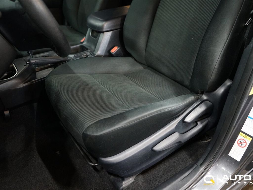 2018 Toyota RAV4 LE AWD - 22931346 - 13