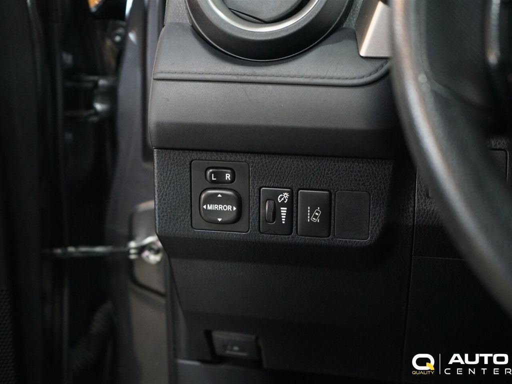 2018 Toyota RAV4 LE AWD - 22931346 - 19