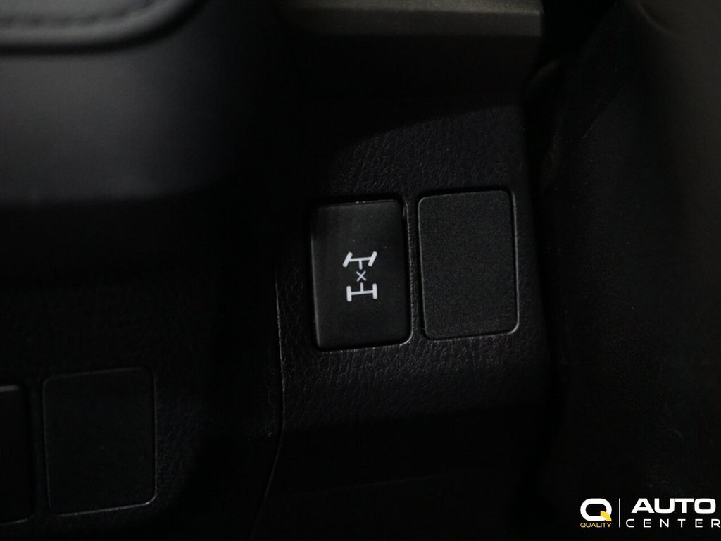 2018 Toyota RAV4 LE AWD - 22931346 - 29