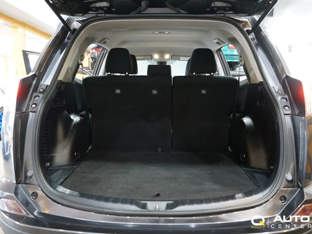 2018 Toyota RAV4 LE AWD - 22931346 - 30