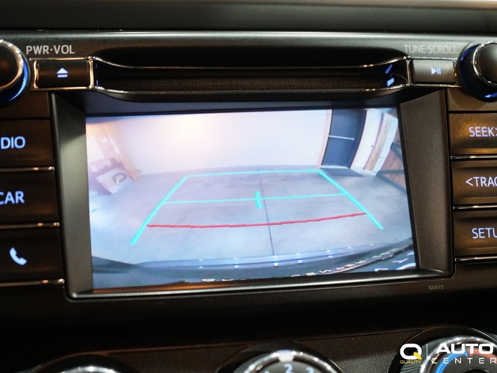 2018 Toyota RAV4 LE AWD - 22931346 - 31