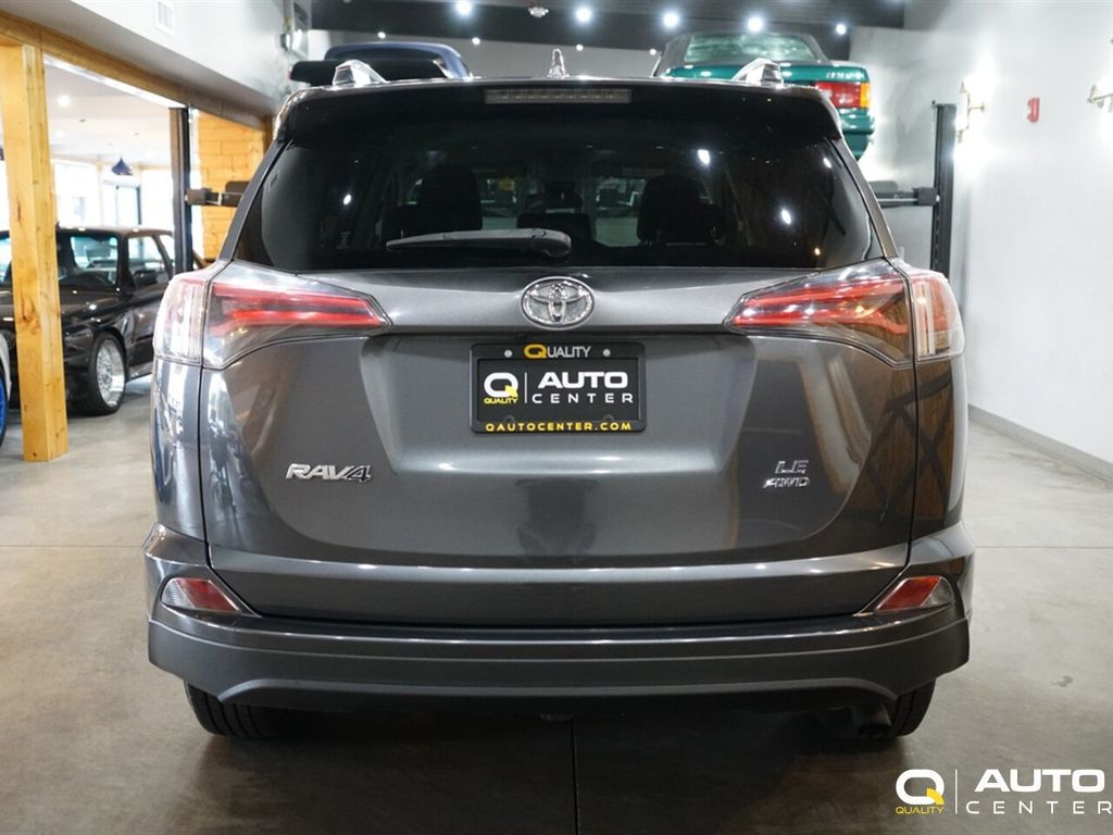 2018 Toyota RAV4 LE AWD - 22931346 - 4