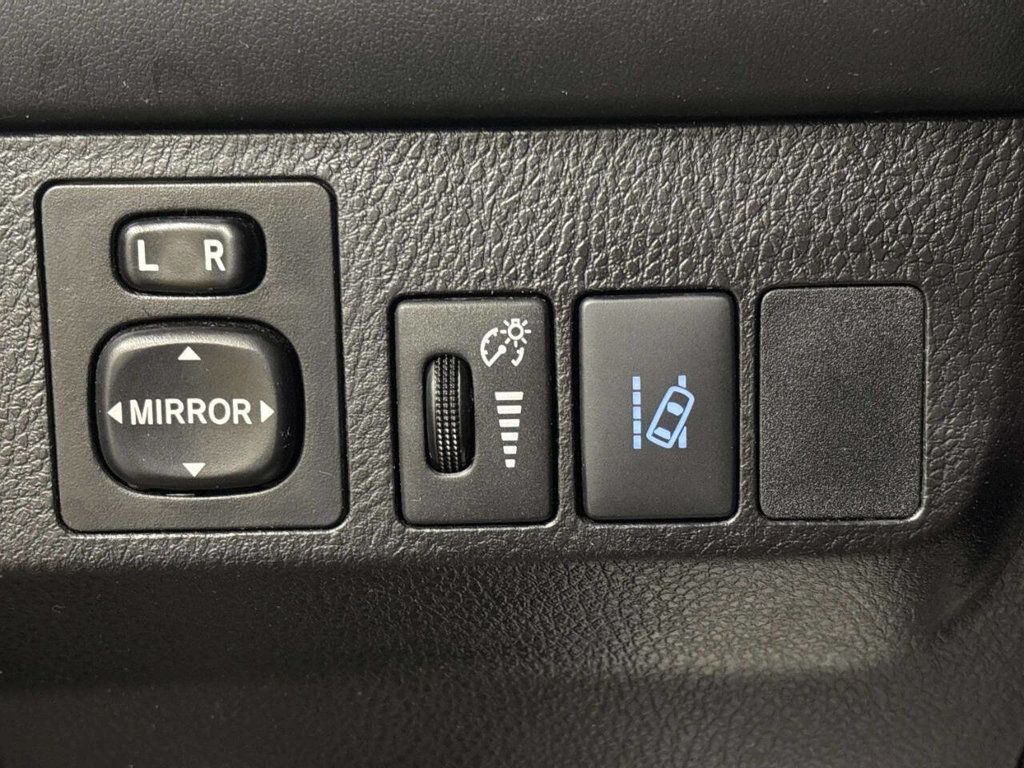 2018 Toyota RAV4 LE AWD - 23026731 - 24