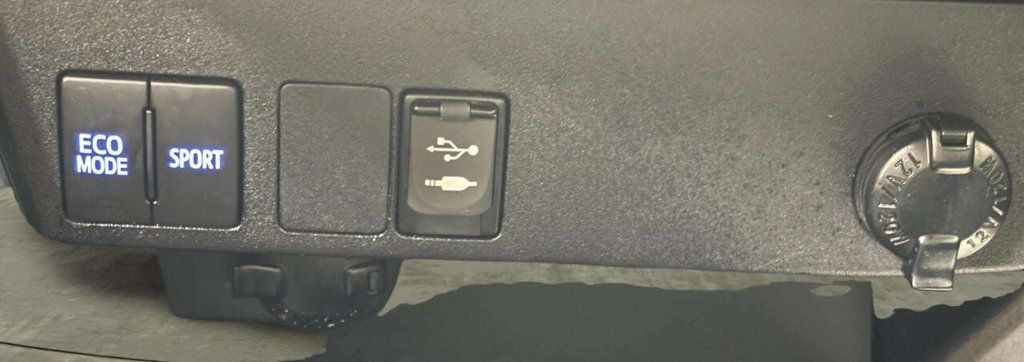 2018 Toyota RAV4 LE AWD - 23026731 - 30