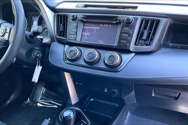 2018 Toyota RAV4 LE AWD - 23016542 - 29