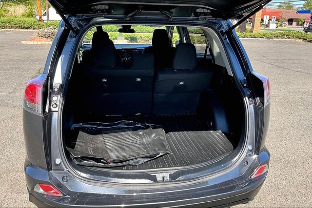 2018 Toyota RAV4 LE AWD - 23016542 - 33