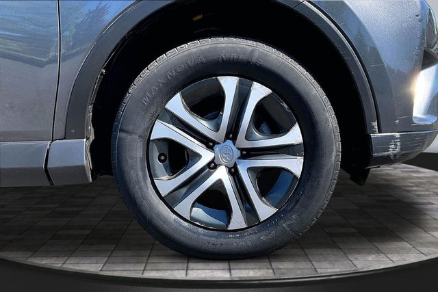 2018 Toyota RAV4 LE AWD - 23016542 - 34