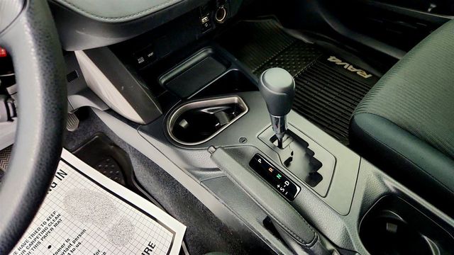 2018 Toyota RAV4 LE AWD - 23079135 - 16