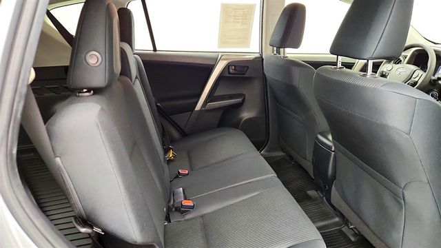 2018 Toyota RAV4 LE AWD - 23079135 - 19