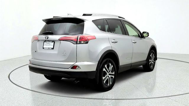 2018 Toyota RAV4 LE AWD - 23079135 - 4