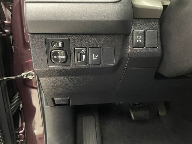 2018 Toyota RAV4 LE AWD - 22954579 - 18