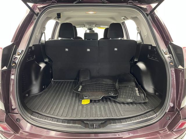 2018 Toyota RAV4 LE AWD - 22954579 - 32